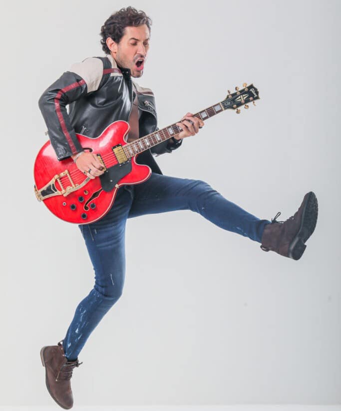 Live Music with Thiago Gusi!